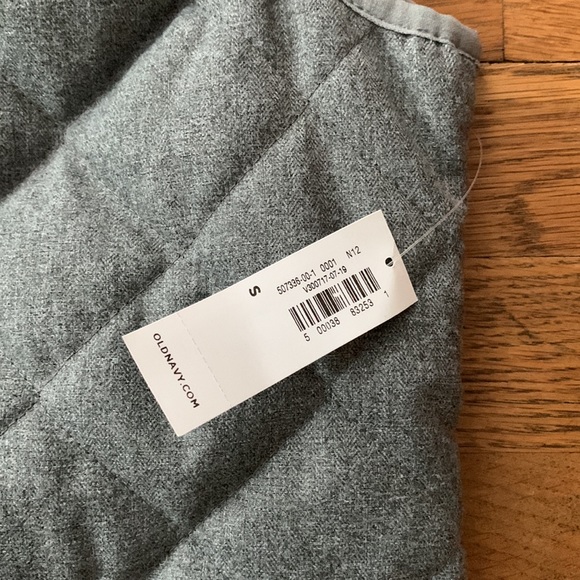 ❄️Old Navy gray quilted vest. Size S. NWT. - Picture 6 of 9